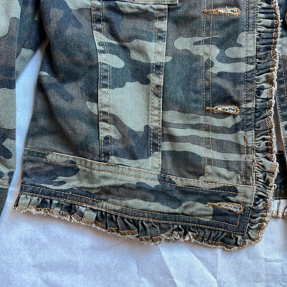 Sweet T women’s cropped camo jean jacket. Lots of detail szM - Picture 6 of 8